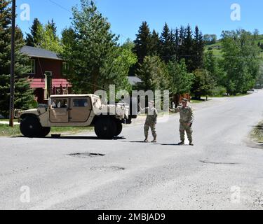 DIE Soldaten DER NATIONALGARDE unterstützen die Zivilbehörden nach den Überschwemmungen im südlichen Zentralmontana. Stockfoto