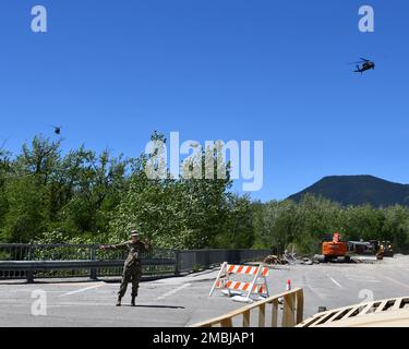 DIE Soldaten DER NATIONALGARDE unterstützen die Zivilbehörden nach den Überschwemmungen im südlichen Zentralmontana. Stockfoto