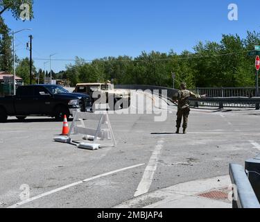 DIE Soldaten DER NATIONALGARDE unterstützen die Zivilbehörden nach den Überschwemmungen im südlichen Zentralmontana. Stockfoto