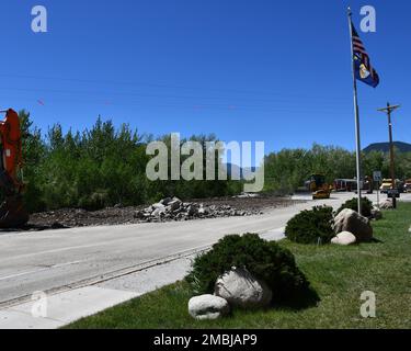 DIE Soldaten DER NATIONALGARDE unterstützen die Zivilbehörden nach den Überschwemmungen im südlichen Zentralmontana. Stockfoto