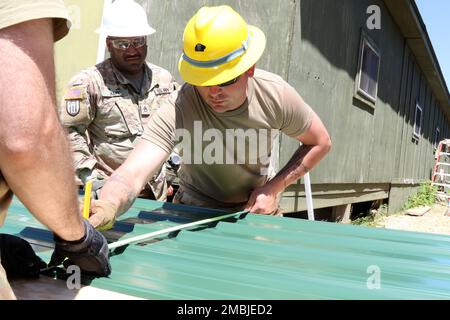 Army Reserve Staff Sgt. Ethan Cowell, Leiter des Baukommandos, 389. Engineer Company, markiert, wo bei einem Bauprojekt in Fort McCoy, Wisconsin, am 16. Juni 2022 Metallleisten geschnitten werden sollten. Cowell und andere Ingenieure der 389. en. Co. Führt hier jährliche Schulungen durch und arbeitet während dieser Zeit an der Verbesserung der Schulungsbereiche. Stockfoto