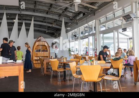 Café im Inneren mit nautischem Thema, Quays Marina, Church Point, Sydney, NSW, Australien Stockfoto