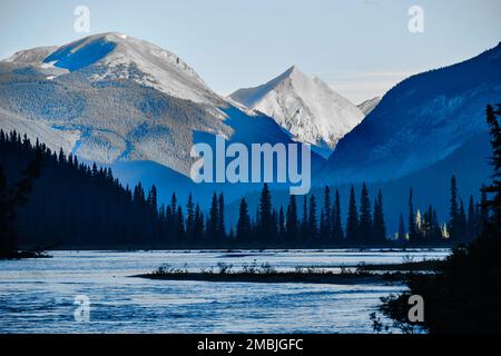 Spektakuläre Morgendämmerung am North Saskatchewan River neben dem Rampart Creek Campground auf dem Icefields Parkway in Alberta. Stockfoto