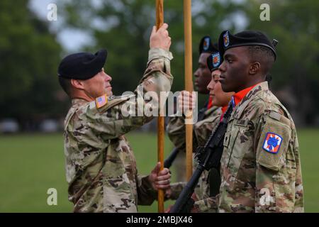 Die 35. Signalbrigade des 50. Expeditionsbataillons (ESB-E) begrüßte ihren neuen Befehlshaber während einer Zeremonie zum Kommandowechsel in Fort Bragg, N.C., am 16. Juni 2022. LT. Oberstleutnant Merlin Kynaston, ein Einheimischer von Elizabeth City N.C., übernahm das Kommando über die 50. ESB-E von LT. Oberstleutnant Mallory Wampler. Die Zeremonie wurde von Oberst Bernard Brogan, dem Befehlshaber der Signalbrigade des 35. Korps, durchgeführt. Stockfoto