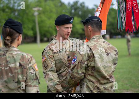 Die 35. Signalbrigade des 50. Expeditionsbataillons (ESB-E) begrüßte ihren neuen Befehlshaber während einer Zeremonie zum Kommandowechsel in Fort Bragg, N.C., am 16. Juni 2022. LT. Oberstleutnant Merlin Kynaston, ein Einheimischer von Elizabeth City N.C., übernahm das Kommando über die 50. ESB-E von LT. Oberstleutnant Mallory Wampler. Die Zeremonie wurde von Oberst Bernard Brogan, dem Befehlshaber der Signalbrigade des 35. Korps, durchgeführt. Stockfoto