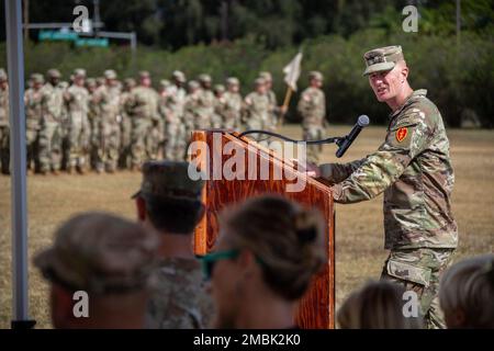 Das 3. Infanteriebrigaden-Kampfteam, Oberst Josh Bookout der 25. Infanteriedivision, spricht während der 325. Zeremonie des BSB-Befehlsumwechsels zwischen dem scheidenden Oberstleutnant John Roy und dem neuen Oberstleutnant Brandon Grooms in Schofield Barracks, Hawaii, 16. Juni 2022 an. Stockfoto