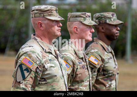 Das 325. Brigaden-Stützbataillon, 3. Infanteriebrigade-Kampfteam, 25. Infanteriedivision Abschiedsbefehlshaber LT. John Roy steht neben Oberst Josh Bookout, 3IBCT. Kommandant und ankommender 325. BSB-Kommandant LT. Brandon Grooms während der 325. BSB-Befehlswechsel in Schofield Barracks, Hawaii, Juni 16, 2022. Stockfoto