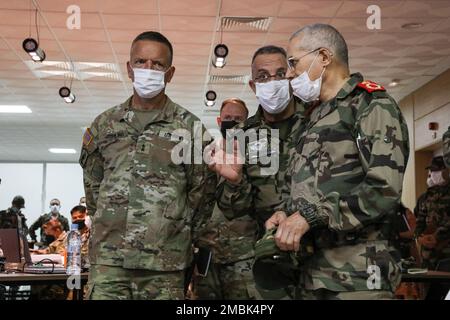 USA Generalmajor Andrew Rohling, Befehlshaber der Task Force Südeuropa, Afrika, besucht zu Beginn der Übung zum Afrikanischen Löwen 22 das Gemeinsame Operationszentrum im Hauptquartier der südlichen Zone mit General Belkhir El Farouk, Generalinspektor der Königlichen Streitkräfte und Befehlshaber der südlichen Zone. 16. Juni 2022 in Agadir Marokko. Der afrikanische Löwe 2022 ist in den USA Die größte gemeinsame jährliche Übung des Kommandos Afrika, die von Marokko, Ghana, Senegal und Tunesien veranstaltet wird, vom 6. Bis 30. Juni. Mehr als 7.500 Teilnehmer aus 28 Ländern und der NATO trainieren zusammen mit dem Schwerpunkt auf der Verbesserung der Stockfoto