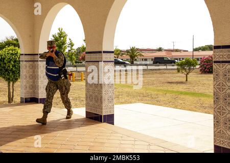 MARINESTÜTZPUNKT ROTA, Spanien (16. Juni 2022) Master-at-Arms 3. Klasse Alexandrea Haye reagiert auf einen simulierten Amokschützen während der Command Assessment of Readiness and Training (CART) der Anlage vom 16. Juni 2022. ZWECK DES CARS ist es, die Einsatzbereitschaft der Anlage anhand ihrer Reaktionsfähigkeit und ihrer Fähigkeit, ihr Personal in verschiedenen Szenarien zu Schulen, zu bewerten und zu validieren. Stockfoto