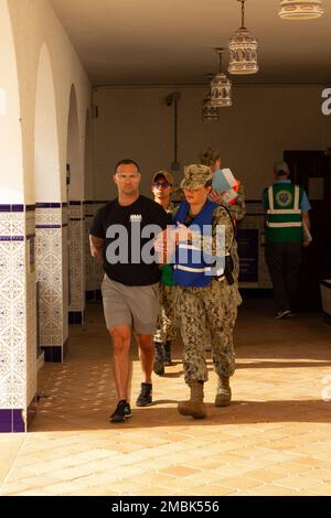 MARINESTÜTZPUNKT ROTA, Spanien (16. Juni 2022) Master-at-Arms 3.-Klasse Alexandrea Haye eskortiert den simulierten Schützen Master-at-Arm 1.-Klasse Victor Solla während der Command Assessment of Readiness and Training (CART) der Anlage vom 16. Juni 2022 aus dem Gebäude. ZWECK DES CARS ist es, die Einsatzbereitschaft der Anlage anhand ihrer Reaktionsfähigkeit und ihrer Fähigkeit, ihr Personal in verschiedenen Szenarien zu Schulen, zu bewerten und zu validieren. Stockfoto