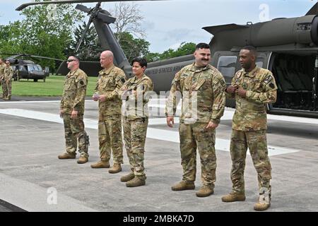 Am 15. Juni 2022 veranstaltete das US-amerikanische ASA Fort Dix Headquarter einen VIP Lift. Bei der Veranstaltung wurden MGs, BGS, Cols, CSMs und Chief of Staffs veranstaltet. Diese VIPs waren verschiedene Anführer der Einheiten der 99. Readiness Division, 3 d MDSC DCG, 200. Military Police Command, 79. Theatre Sustainment Command, 310. ESC, 377. TSC, 81. Readiness Division, 200. Military Police Command, 108. Training Command, 807. MCDS, 416. TEC, 63d Readiness Division, 84. Training Command, 76. ORC, ASA Dix, 377. TSC CG, MIRC, 75. Innovation Command, 85. USARCSC und der Fort Dix in-Bound Commander COL Mitchell. Die fünf die Stockfoto