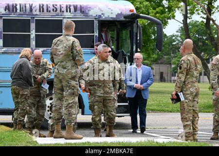 Am 15. Juni 2022 veranstaltete das US-amerikanische ASA Fort Dix Headquarter einen VIP Lift. Bei der Veranstaltung wurden MGs, BGS, Cols, CSMs und Chief of Staffs veranstaltet. Diese VIPs waren verschiedene Anführer der Einheiten der 99. Readiness Division, 3 d MDSC DCG, 200. Military Police Command, 79. Theatre Sustainment Command, 310. ESC, 377. TSC, 81. Readiness Division, 200. Military Police Command, 108. Training Command, 807. MCDS, 416. TEC, 63d Readiness Division, 84. Training Command, 76. ORC, ASA Dix, 377. TSC CG, MIRC, 75. Innovation Command, 85. USARCSC und der Fort Dix in-Bound Commander COL Mitchell. Die fünf die Stockfoto