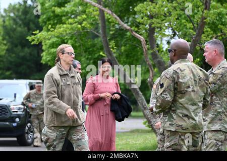 Am 15. Juni 2022 veranstaltete das US-amerikanische ASA Fort Dix Headquarter einen VIP Lift. Bei der Veranstaltung wurden MGs, BGS, Cols, CSMs und Chief of Staffs veranstaltet. Diese VIPs waren verschiedene Anführer der Einheiten der 99. Readiness Division, 3 d MDSC DCG, 200. Military Police Command, 79. Theatre Sustainment Command, 310. ESC, 377. TSC, 81. Readiness Division, 200. Military Police Command, 108. Training Command, 807. MCDS, 416. TEC, 63d Readiness Division, 84. Training Command, 76. ORC, ASA Dix, 377. TSC CG, MIRC, 75. Innovation Command, 85. USARCSC und der Fort Dix in-Bound Commander COL Mitchell. Die fünf die Stockfoto