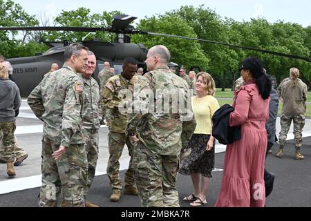 Am 15. Juni 2022 veranstaltete das US-amerikanische ASA Fort Dix Headquarter einen VIP Lift. Bei der Veranstaltung wurden MGs, BGS, Cols, CSMs und Chief of Staffs veranstaltet. Diese VIPs waren verschiedene Anführer der Einheiten der 99. Readiness Division, 3 d MDSC DCG, 200. Military Police Command, 79. Theatre Sustainment Command, 310. ESC, 377. TSC, 81. Readiness Division, 200. Military Police Command, 108. Training Command, 807. MCDS, 416. TEC, 63d Readiness Division, 84. Training Command, 76. ORC, ASA Dix, 377. TSC CG, MIRC, 75. Innovation Command, 85. USARCSC und der Fort Dix in-Bound Commander COL Mitchell. Die fünf die Stockfoto