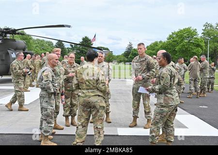 Am 15. Juni 2022 veranstaltete das US-amerikanische ASA Fort Dix Headquarter einen VIP Lift. Bei der Veranstaltung wurden MGs, BGS, Cols, CSMs und Chief of Staffs veranstaltet. Diese VIPs waren verschiedene Anführer der Einheiten der 99. Readiness Division, 3 d MDSC DCG, 200. Military Police Command, 79. Theatre Sustainment Command, 310. ESC, 377. TSC, 81. Readiness Division, 200. Military Police Command, 108. Training Command, 807. MCDS, 416. TEC, 63d Readiness Division, 84. Training Command, 76. ORC, ASA Dix, 377. TSC CG, MIRC, 75. Innovation Command, 85. USARCSC und der Fort Dix in-Bound Commander COL Mitchell. Die fünf die Stockfoto