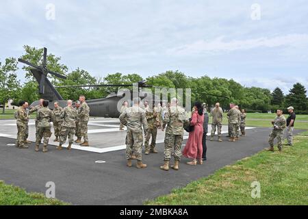 Am 15. Juni 2022 veranstaltete das US-amerikanische ASA Fort Dix Headquarter einen VIP Lift. Bei der Veranstaltung wurden MGs, BGS, Cols, CSMs und Chief of Staffs veranstaltet. Diese VIPs waren verschiedene Anführer der Einheiten der 99. Readiness Division, 3 d MDSC DCG, 200. Military Police Command, 79. Theatre Sustainment Command, 310. ESC, 377. TSC, 81. Readiness Division, 200. Military Police Command, 108. Training Command, 807. MCDS, 416. TEC, 63d Readiness Division, 84. Training Command, 76. ORC, ASA Dix, 377. TSC CG, MIRC, 75. Innovation Command, 85. USARCSC und der Fort Dix in-Bound Commander COL Mitchell. Die fünf die Stockfoto