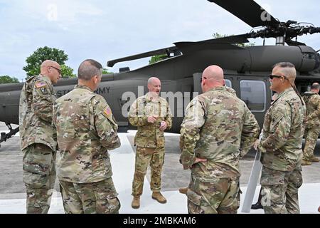 Am 15. Juni 2022 veranstaltete das US-amerikanische ASA Fort Dix Headquarter einen VIP Lift. Bei der Veranstaltung wurden MGs, BGS, Cols, CSMs und Chief of Staffs veranstaltet. Diese VIPs waren verschiedene Anführer der Einheiten der 99. Readiness Division, 3 d MDSC DCG, 200. Military Police Command, 79. Theatre Sustainment Command, 310. ESC, 377. TSC, 81. Readiness Division, 200. Military Police Command, 108. Training Command, 807. MCDS, 416. TEC, 63d Readiness Division, 84. Training Command, 76. ORC, ASA Dix, 377. TSC CG, MIRC, 75. Innovation Command, 85. USARCSC und der Fort Dix in-Bound Commander COL Mitchell. Die fünf die Stockfoto