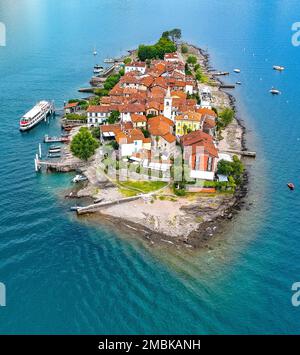 Die Insel Isola Superiore oder Isola dei Pescatori oder die Insel der Fischer in den Inselgruppen der Borromäischen Inseln im Lago Maggiore, Italien, aus der Vogelperspektive Stockfoto