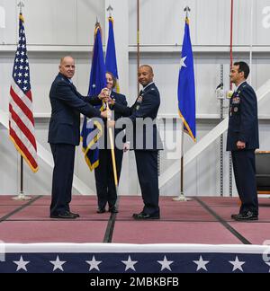 General Evan Dertien, Left, Oberst des Air Force Test Center übergibt Oberst Randel Gordon den Guidon für den Arnold Engineering Development Complex während der Zeremonie zum Kommandowechsel am 16. Juni 2022 in der Flugzeugtestunterstützungsanlage am Luftwaffenstützpunkt Arnold, Tennessee. Ebenfalls abgebildet sind Oberst Jeffrey Geraghty, Right, früherer AEDC-Commander, und Chief Master Sgt. Jennifer Cirricione, ranghöchster Anführer der AEDC. Stockfoto