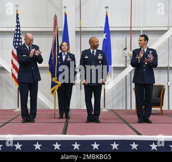 Kommandant des Air Force Test Center, Generalmajor Evan Dertien, links, Und Oberst Jeffrey Geraghty, rechts, früherer Befehlshaber des Arnold Engineering Development Complex, applaudierte Oberst Randel Gordon, Center, nachdem er während einer Zeremonie zum Kommandowechsel am 16. Juni 2022 das Kommando über die AEDC übernommen hatte, in der Flugzeugtestunterstützungsanlage am Luftwaffenstützpunkt Arnold, Tennessee. Ebenfalls abgebildet ist Chief Master Sgt. Jennifer Cirricione, Senior Commonwealth Leader, AEDC. Stockfoto