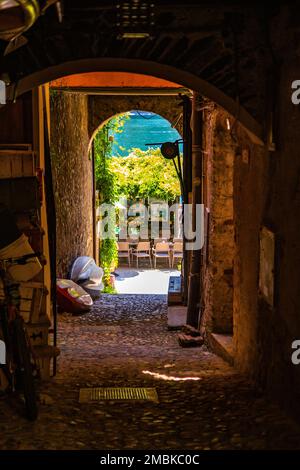 Die Insel Isola Superiore oder Isola dei Pescatori oder die Insel der Fischer in den Inselgruppen der Borromäischen Inseln im Lago Maggiore, Italien, aus der Vogelperspektive Stockfoto