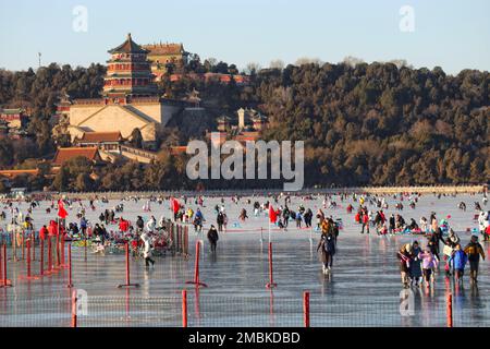 PEKING, CHINA - 20. JANUAR 2023 - Besucher strömen zum Skate am Kunming Lake, während das Frühlingsfest des Jahres des Hasen kurz vor der Sum steht Stockfoto