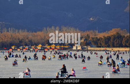 PEKING, CHINA - 20. JANUAR 2023 - Besucher strömen zum Skate am Kunming Lake, während das Frühlingsfest des Jahres des Hasen kurz vor der Sum steht Stockfoto