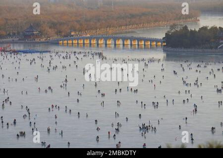 PEKING, CHINA - 20. JANUAR 2023 - Besucher strömen zum Skate am Kunming Lake, während das Frühlingsfest des Jahres des Hasen kurz vor der Sum steht Stockfoto