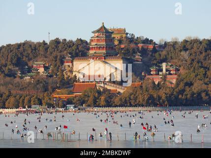 PEKING, CHINA - 20. JANUAR 2023 - Besucher strömen zum Skate am Kunming Lake, während das Frühlingsfest des Jahres des Hasen kurz vor der Sum steht Stockfoto