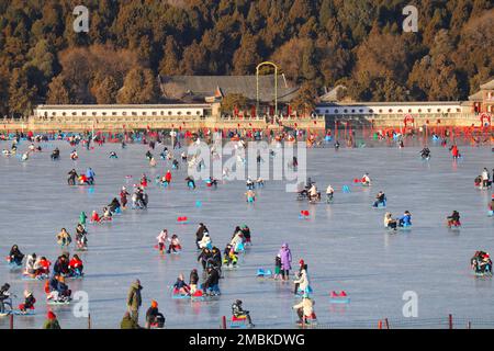 PEKING, CHINA - 20. JANUAR 2023 - Besucher strömen zum Skate am Kunming Lake, während das Frühlingsfest des Jahres des Hasen kurz vor der Sum steht Stockfoto