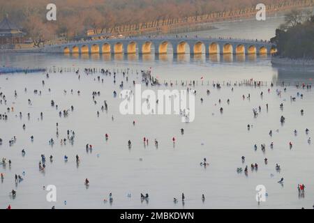 PEKING, CHINA - 20. JANUAR 2023 - Besucher strömen zum Skate am Kunming Lake, während das Frühlingsfest des Jahres des Hasen kurz vor der Sum steht Stockfoto