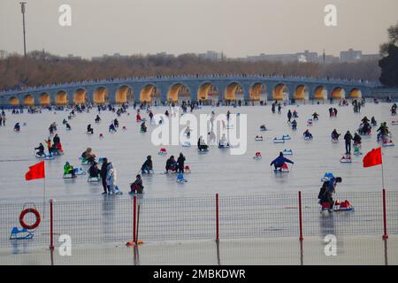 PEKING, CHINA - 20. JANUAR 2023 - Besucher strömen zum Skate am Kunming Lake, während das Frühlingsfest des Jahres des Hasen kurz vor der Sum steht Stockfoto