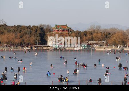PEKING, CHINA - 20. JANUAR 2023 - Besucher strömen zum Skate am Kunming Lake, während das Frühlingsfest des Jahres des Hasen kurz vor der Sum steht Stockfoto