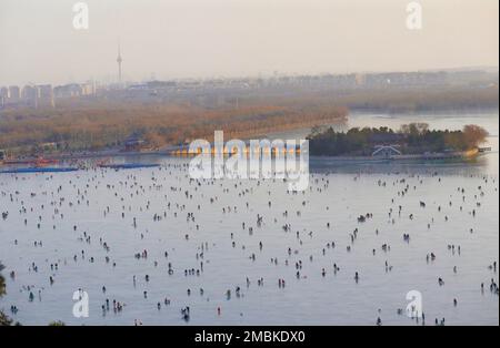 PEKING, CHINA - 20. JANUAR 2023 - Besucher strömen zum Skate am Kunming Lake, während das Frühlingsfest des Jahres des Hasen kurz vor der Sum steht Stockfoto