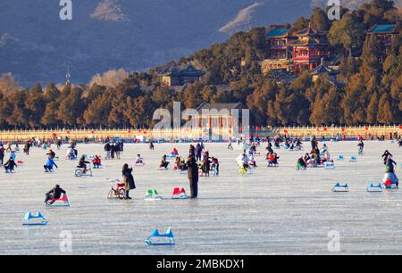 PEKING, CHINA - 20. JANUAR 2023 - Besucher strömen zum Skate am Kunming Lake, während das Frühlingsfest des Jahres des Hasen kurz vor der Sum steht Stockfoto