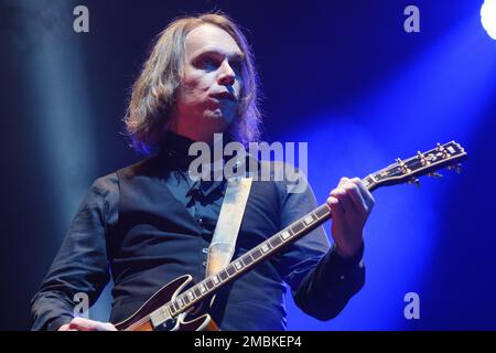 Madrid, Spanien. 20. Januar 2023. Der Gitarrist Alvaro Tormo der Gruppe Los Zigarros tritt auf der Bühne des Inverfest 2023 Festival im WizCenter in Madrid auf. (Foto: Atilano Garcia/SOPA Images/Sipa USA) Guthaben: SIPA USA/Alamy Live News Stockfoto