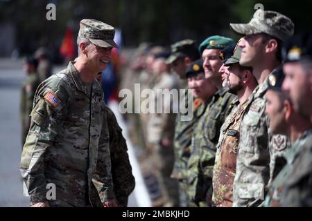 Armeegeneral Daniel Hokanson, Chief, National Guard Bureau, spricht mit multinationalen Truppen, die eine NATO-Mission unterstützen, Militärbasis Ādaži, Lettland, 16. Juni 2022. Stockfoto