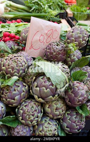 Frische Produkte zum Verkauf auf einem Straßenmarkt in Rom, Italien. Stockfoto