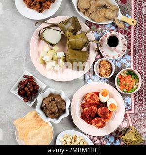 Top View Ketupat Lebaran Set, vollständiges Paketmenü während Lebaran Eid Stockfoto