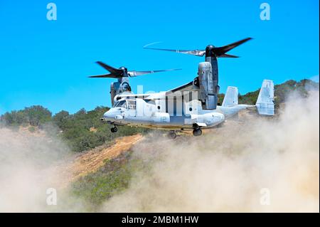 EIN US-AMERIKANISCHER Marine Corps MV-22 Osprey landet auf einer kürzlich reparierten Landebahn während der Operation Wendepunkt auf der Vandenberg Weltraumforschungsbasis, Kalifornien, 16. Juni 2022. Die Osprey landete schnell, lud Personal ein und startete, um die Piste nach Reparaturen auf ihre Lebensfähigkeit zu testen. Stockfoto