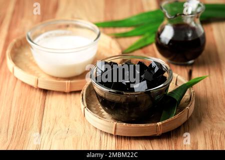 Gewürfelte schwarze Grasgelee Cincau Hitam auf einem Holztisch Stockfoto