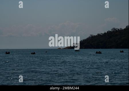 Mitglieder der Malawian Maritime Force werden von einer US-amerikanischen Marine unterrichtet Operational Detachment Alpha (ODA)-Team während einer gemeinsamen kombinierten Austauschschulung (JCET) in Monkey Bay, Malawi, 16. Juni 2022. JCETS verbessert die Beziehungen der USA zu Partnerländern durch den Aufbau und die Aufrechterhaltung kritischer Verbindungen zwischen Militär und Militär sowie durch die Verbesserung der gemeinsamen Bereitschaft und Interoperabilität der Verbündeten. Stockfoto