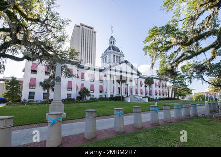 Tallahassee, Florida, USA - 18. April 2022: Das Old Florida State Capitol, heute ein Museum, mit dem neuen Capitol im Hintergrund Stockfoto