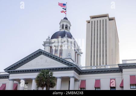 Tallahassee, Florida, USA - 18. April 2022: Das Old Florida State Capitol, heute ein Museum, mit dem neuen Capitol im Hintergrund Stockfoto