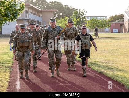 AUSTIN, Texas – 22 Soldaten, nicht kommissionierte Offiziere und Führer des Hauptquartiers und des Hauptquartiers der 36. Infanterie-Division nahmen am 16. Juni 2022 an einer Ruck Out of Darkness-Veranstaltung im Camp Mabry in Austin, Texas, Teil. Organisiert vom Referatsministerium des Bataillons versammelten sich Chaplain Angel Newhart und Sergeant Jason Mackey, Anführer des Bataillons, des Hauptquartiers, des Militärministeriums von Texas und Master Resiliency Trainers, um neue Ressourcen, Geschichten, Ermutigungen und Unterstützung auf allen Ebenen auszutauschen, um die Selbstmordprävention bewusst zu unterstützen Stockfoto