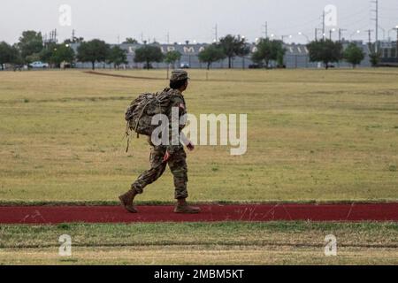 AUSTIN, Texas – 22 Soldaten, nicht kommissionierte Offiziere und Führer des Hauptquartiers und des Hauptquartiers der 36. Infanterie-Division nahmen am 16. Juni 2022 an einer Ruck Out of Darkness-Veranstaltung im Camp Mabry in Austin, Texas, Teil. Organisiert vom Referatsministerium des Bataillons versammelten sich Chaplain Angel Newhart und Sergeant Jason Mackey, Anführer des Bataillons, des Hauptquartiers, des Militärministeriums von Texas und Master Resiliency Trainers, um neue Ressourcen, Geschichten, Ermutigungen und Unterstützung auf allen Ebenen auszutauschen, um die Selbstmordprävention bewusst zu unterstützen Stockfoto