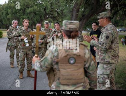 AUSTIN, Texas – 22 Soldaten, nicht kommissionierte Offiziere und Führer des Hauptquartiers und des Hauptquartiers der 36. Infanterie-Division nahmen am 16. Juni 2022 an einer Ruck Out of Darkness-Veranstaltung im Camp Mabry in Austin, Texas, Teil. Organisiert vom Referatsministerium des Bataillons versammelten sich Chaplain Angel Newhart und Sergeant Jason Mackey, Anführer des Bataillons, des Hauptquartiers, des Militärministeriums von Texas und Master Resiliency Trainers, um neue Ressourcen, Geschichten, Ermutigungen und Unterstützung auf allen Ebenen auszutauschen, um die Selbstmordprävention bewusst zu unterstützen Stockfoto