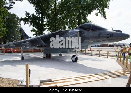 Ein AV-8B Harrier II wird am 16. Juni 2022 im Historical Aircraft Park, Marine Corps Air Station (MCAS) Cherry Point, North Carolina, ausgestellt. Dies ist Teil eines laufenden Projekts zur Erweiterung der Luftstation um mehr statische Flugzeuge, die für MCAS Cherry Point von Bedeutung sind. Stockfoto