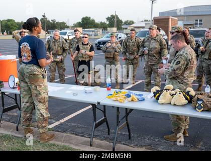 AUSTIN, Texas – 22 Soldaten, nicht kommissionierte Offiziere und Führer des Hauptquartiers und des Hauptquartiers der 36. Infanterie-Division nahmen am 16. Juni 2022 an einer Ruck Out of Darkness-Veranstaltung im Camp Mabry in Austin, Texas, Teil. Organisiert vom Referatsministerium des Bataillons versammelten sich Chaplain Angel Newhart und Sergeant Jason Mackey, Anführer des Bataillons, des Hauptquartiers, des Militärministeriums von Texas und Master Resiliency Trainers, um neue Ressourcen, Geschichten, Ermutigungen und Unterstützung auf allen Ebenen auszutauschen, um die Selbstmordprävention bewusst zu unterstützen Stockfoto