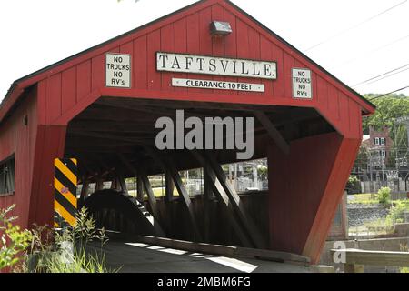 Diese hellrote Brücke erstreckt sich über den Ottauquechee River in Taftsville, VT. Es ist eine holzumrahmte überdachte Brücke im Dorf Taftsville in Woodsto Stockfoto